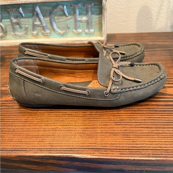 BOC Shoes Womens 8.5 Loafers Gray Brown Tooled Casual Tassle Driving Flats - Picture 1 of 5